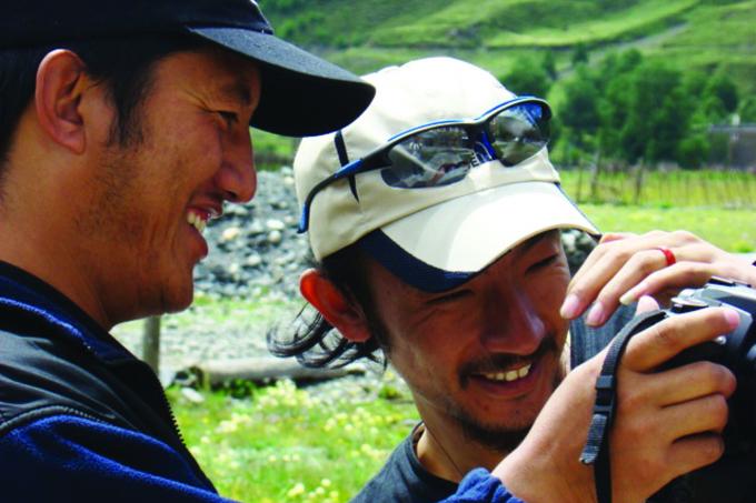 A Rabsal staff member shows a local participant his work
